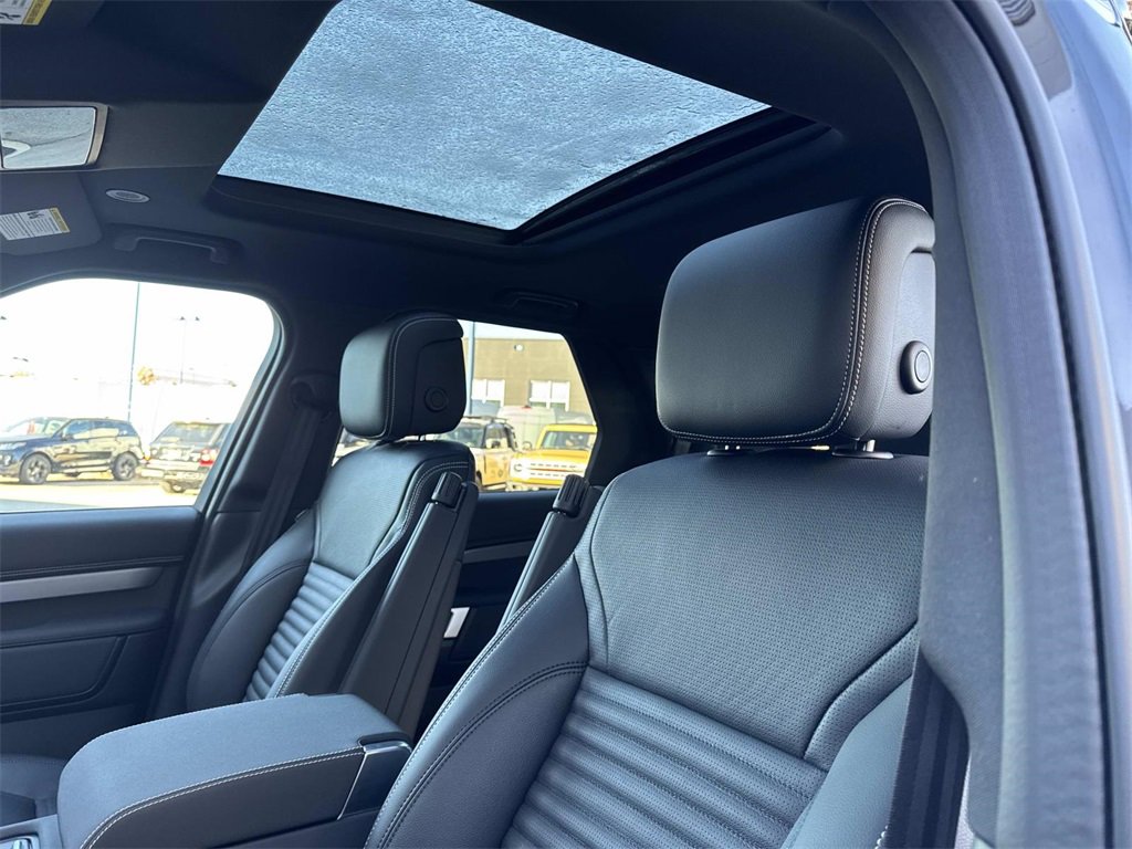 Used 2025 Land Rover Discovery Dynamic SE image 18