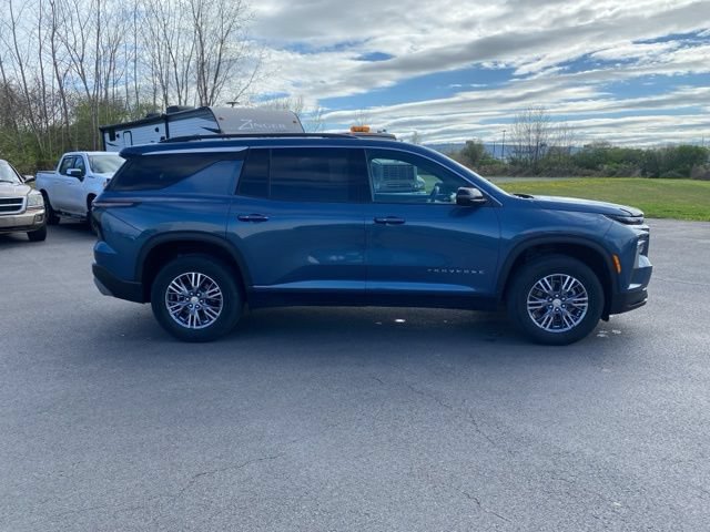 Used 2025 Chevrolet Traverse LT FWD image 11