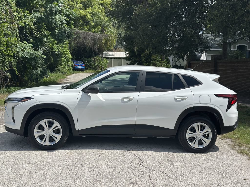 Used 2024 Chevrolet Trax LS FWD image 2