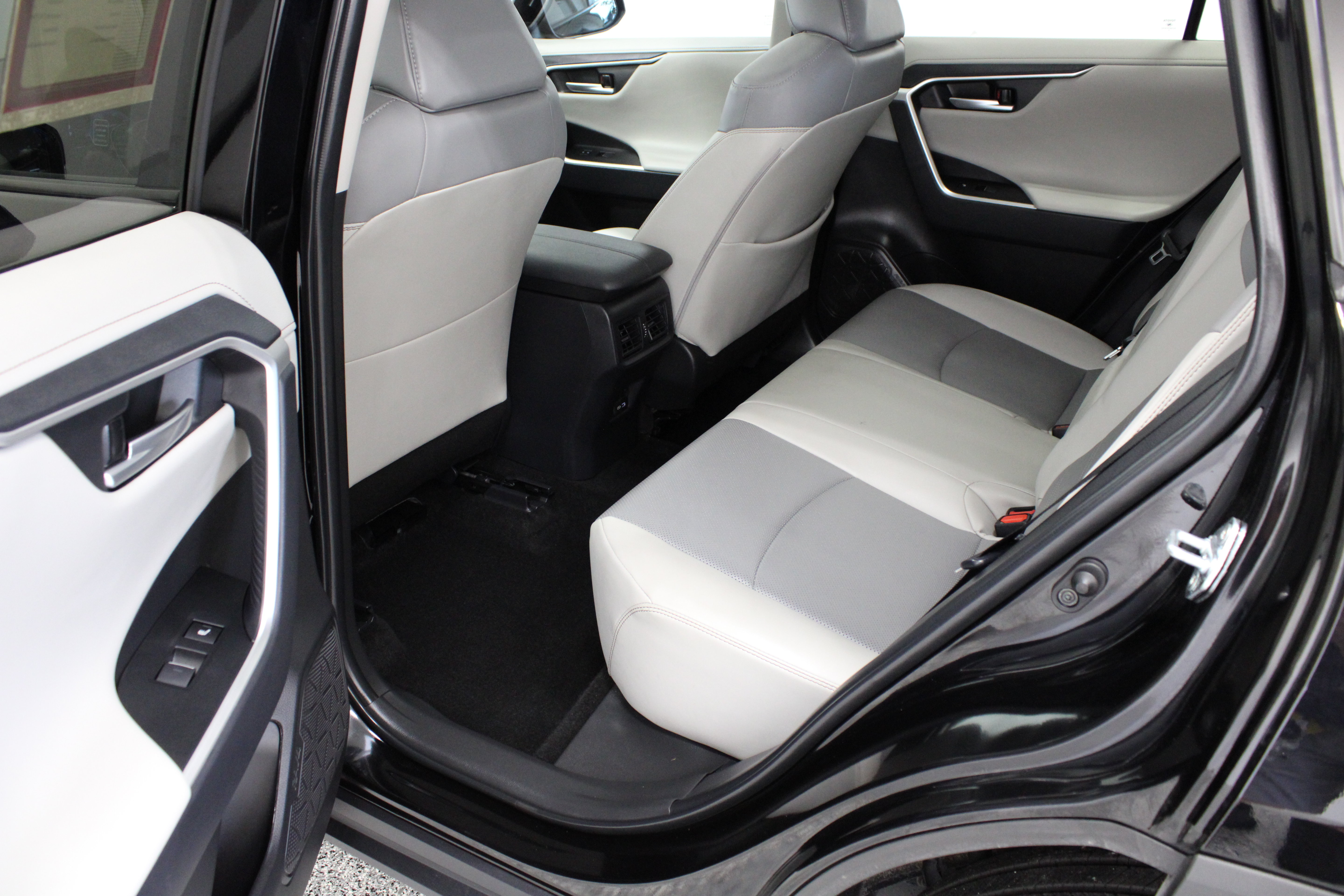 Used 2025 Toyota RAV4 Limited w/ Weather Package AWD/4WD image 29