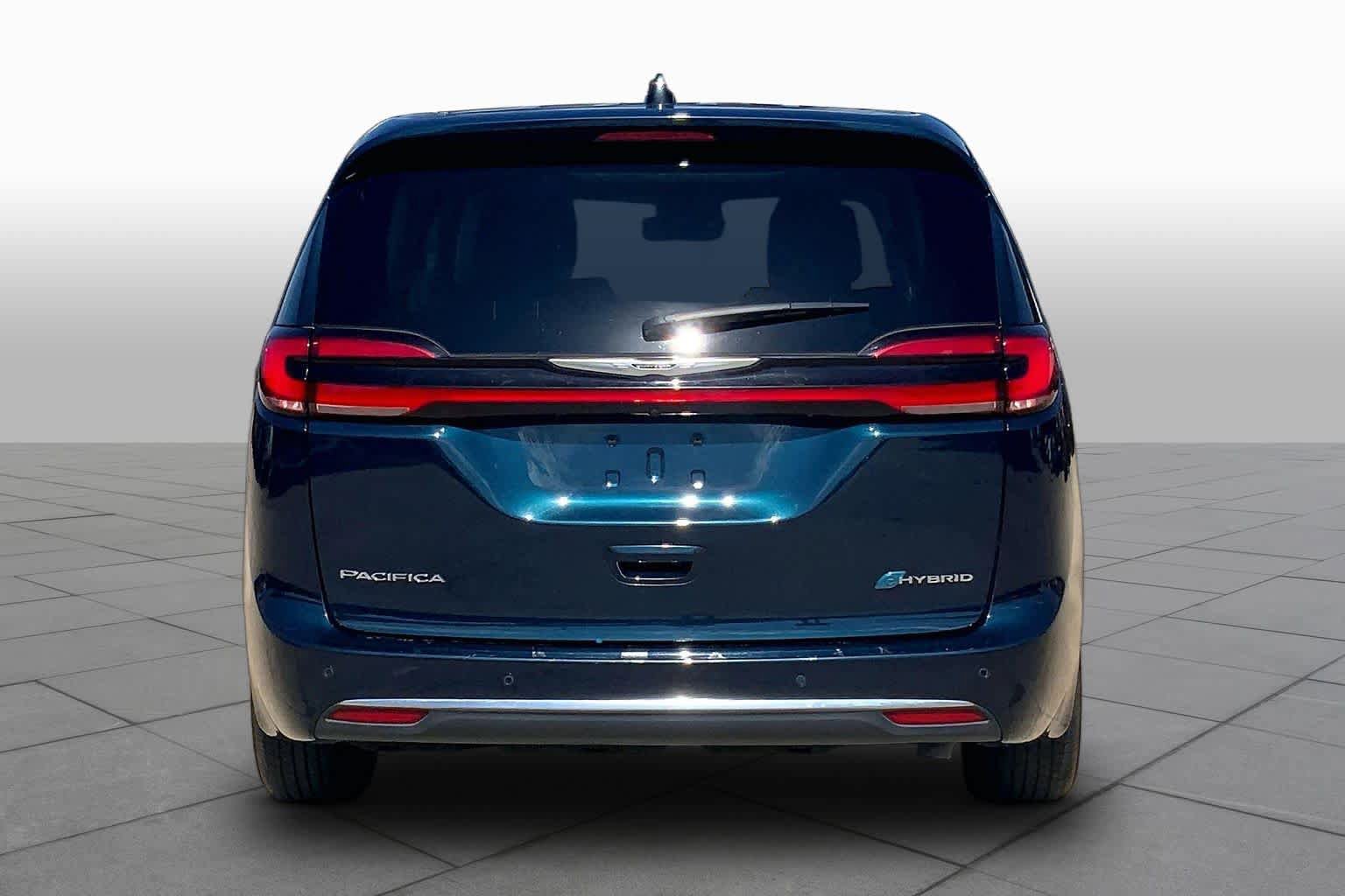 Used 2023 Chrysler Pacifica Limited FWD image 5