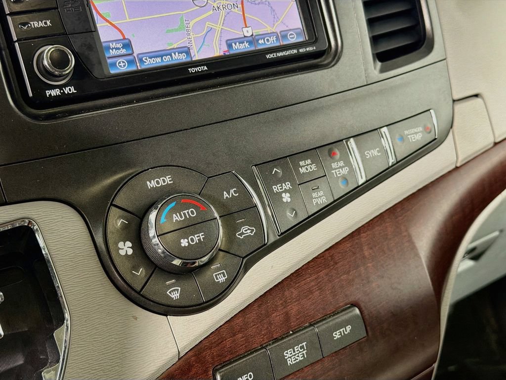 Used 2014 Toyota Sienna XLE FWD image 17