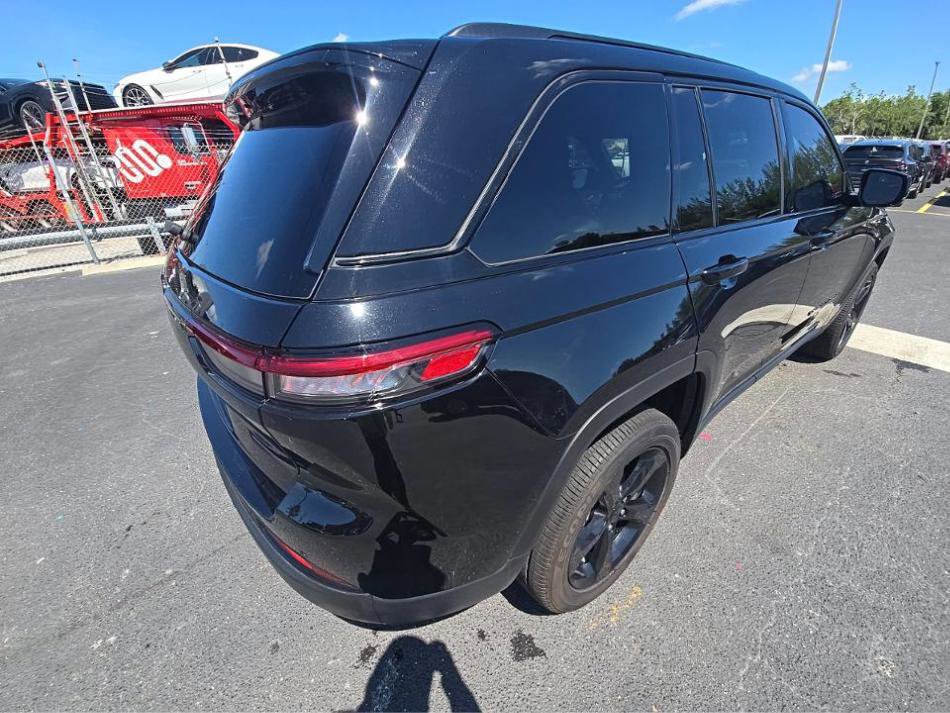 Used 2023 Jeep Grand Cherokee Altitude AWD/4WD image 25