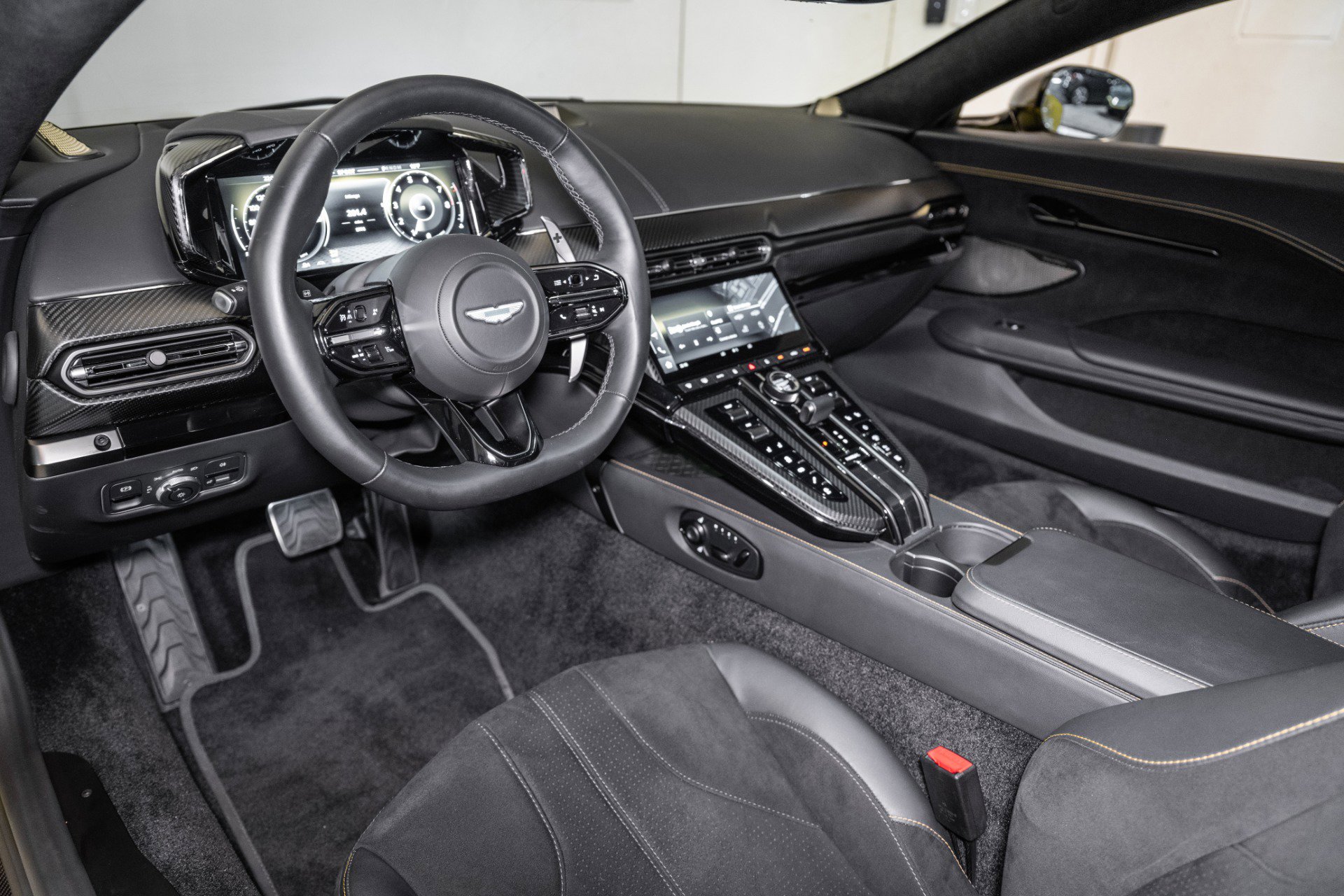 Used 2025 Aston Martin V8 Vantage Coupe image 3