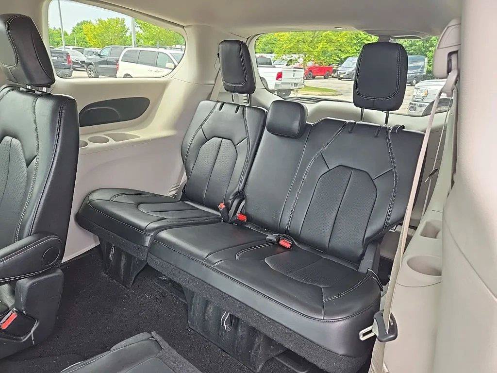 Used 2024 Chrysler Pacifica Touring-L FWD image 14