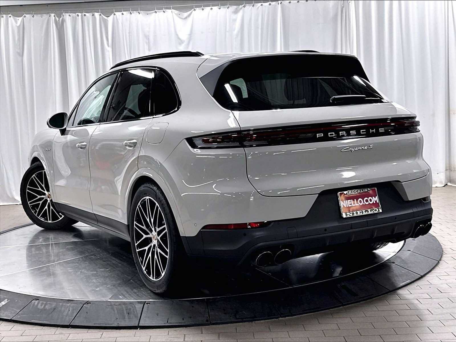 Used 2026 Porsche Cayenne S AWD/4WD image 3