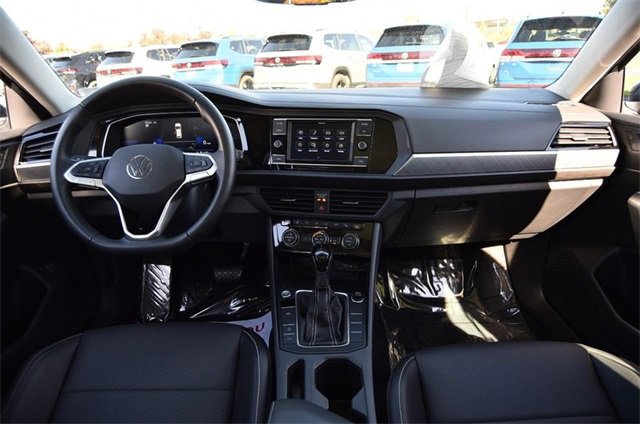 Certified 2024 Volkswagen Jetta SE w/ Panoramic Sunroof Package image 7