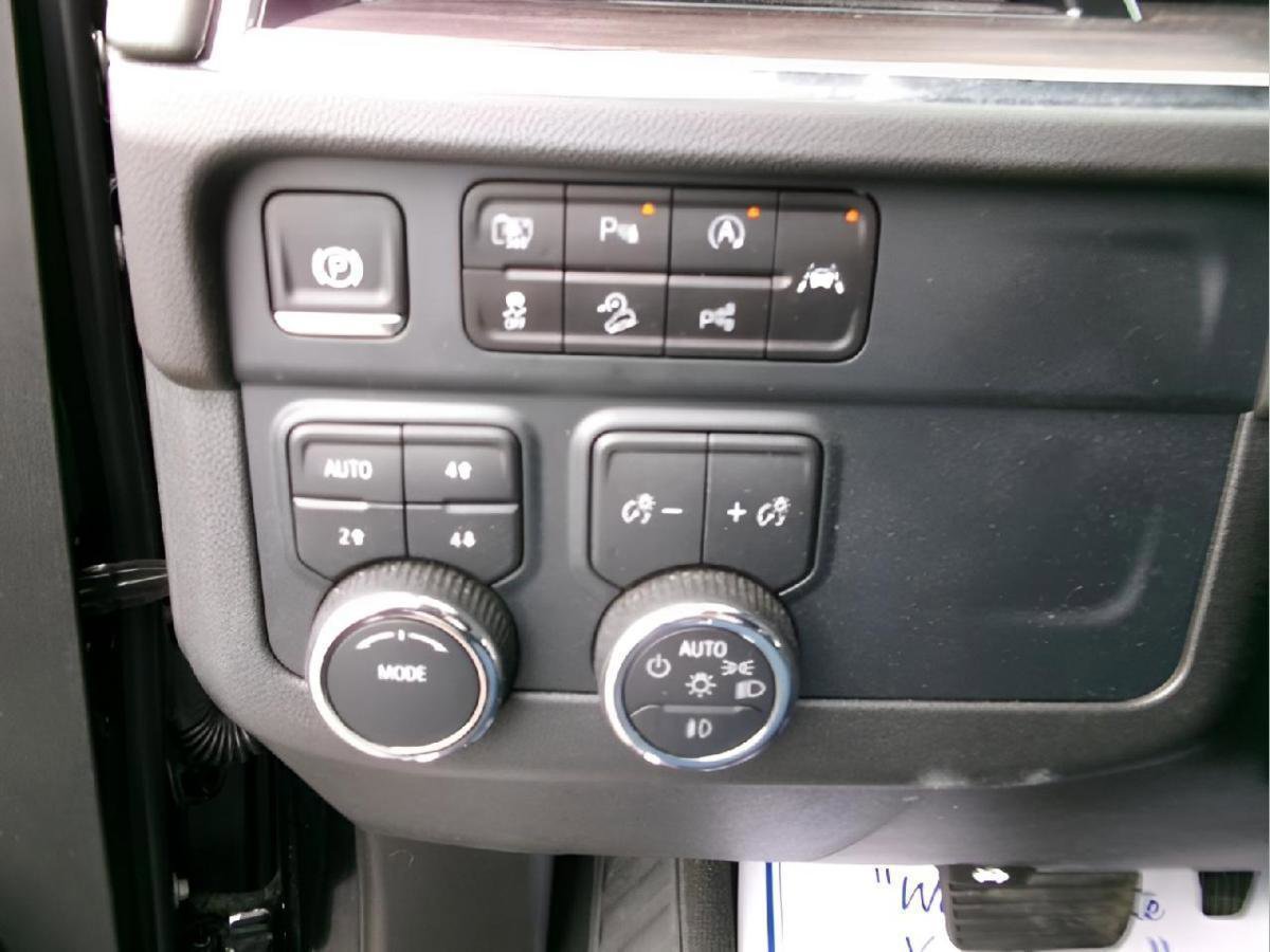 Used 2025 Chevrolet Suburban Z71 AWD/4WD image 16