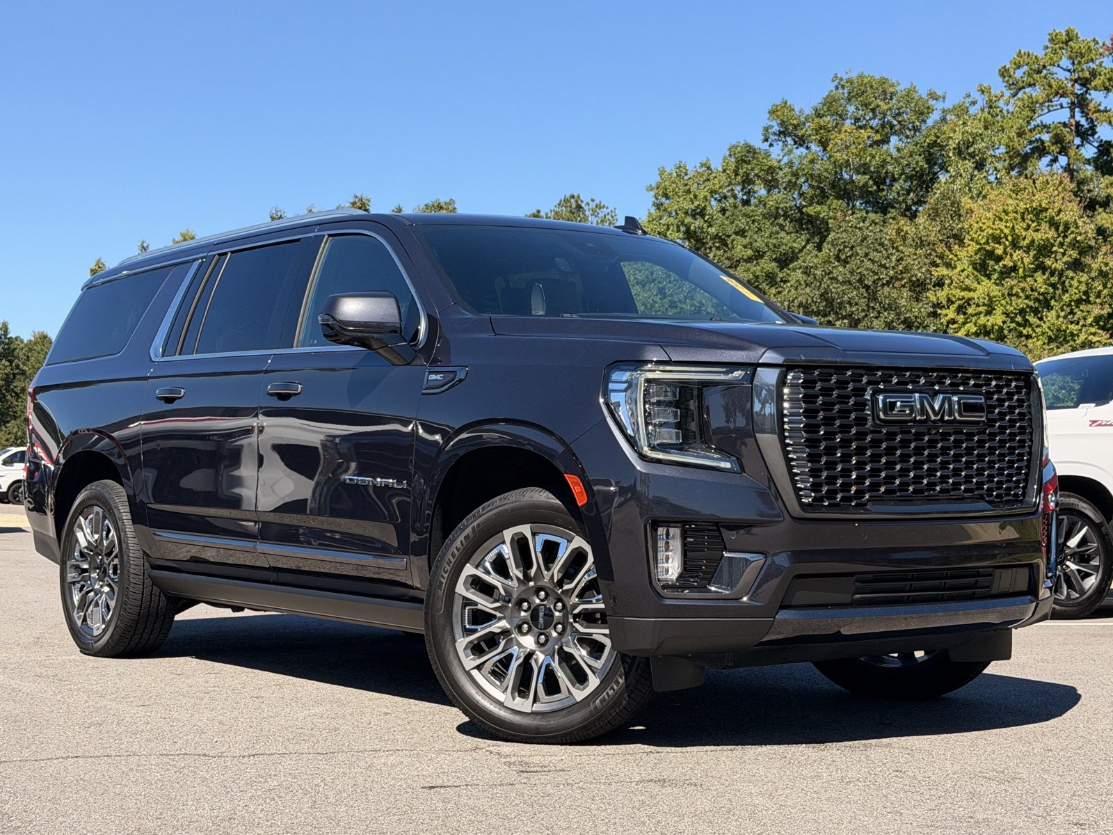Used 2023 GMC Yukon XL Denali Ultimate AWD/4WD image 2