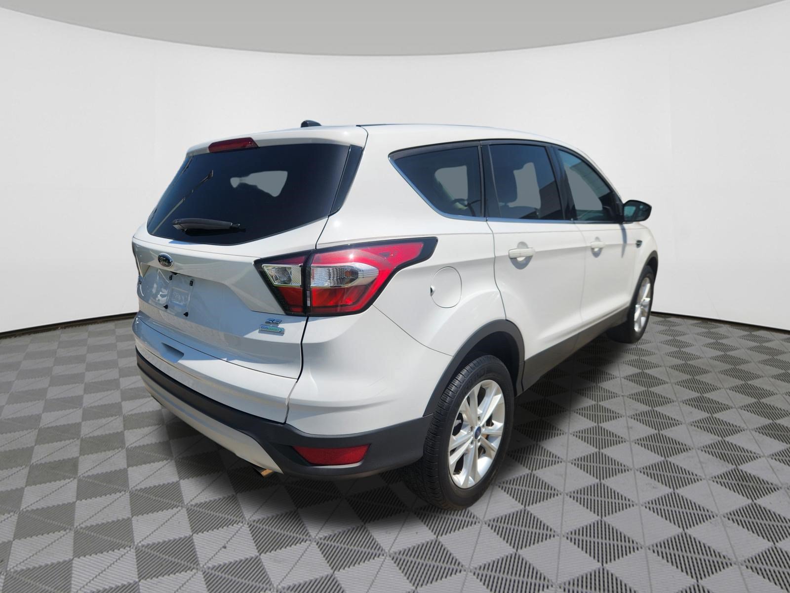 Used 2017 Ford Escape SE FWD image 4