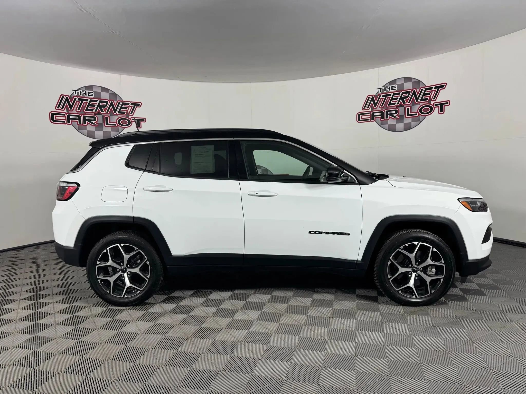 Used 2025 Jeep Compass Limited image 8