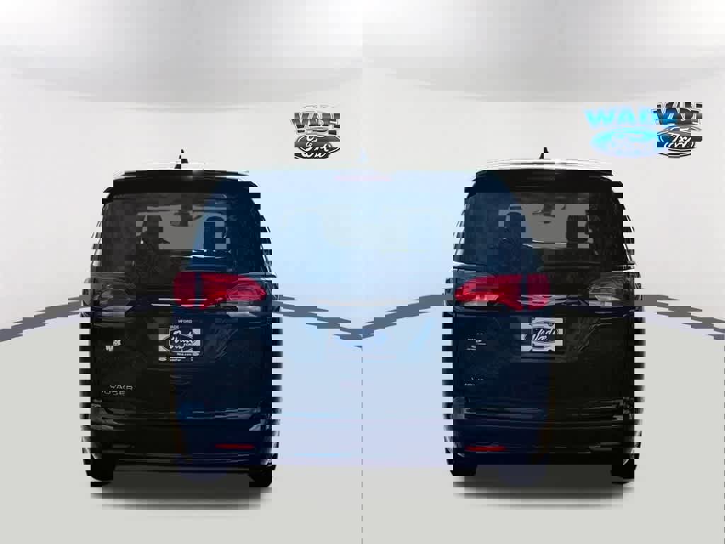 Used 2023 Chrysler Voyager LX image 6