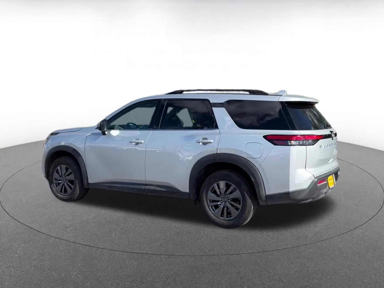 Used 2025 Nissan Pathfinder SV image 10