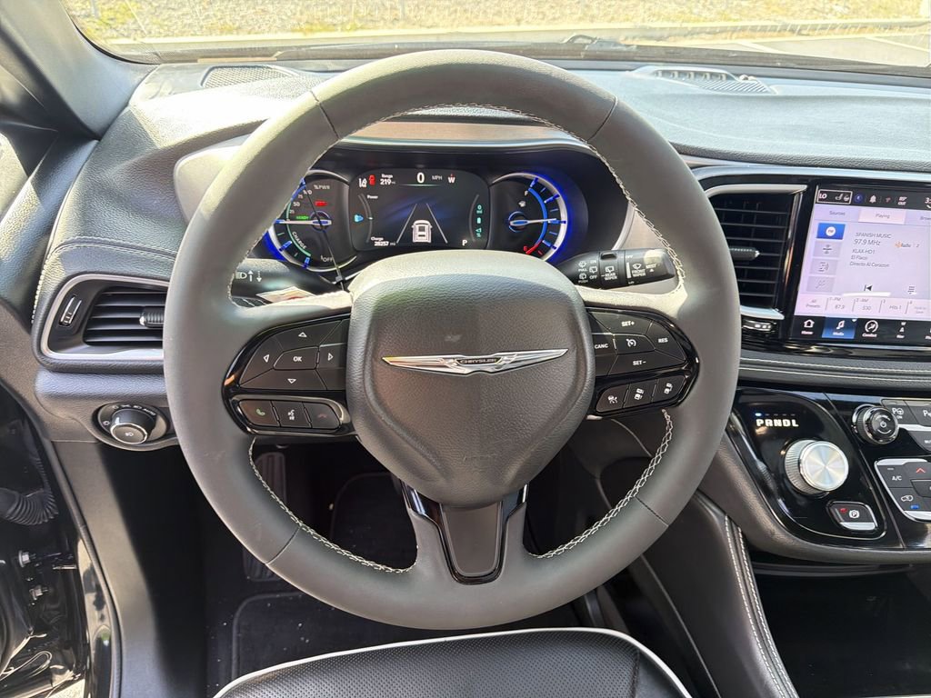 Used 2022 Chrysler Pacifica Limited w/ Uconnect Theater Family Group FWD image 11