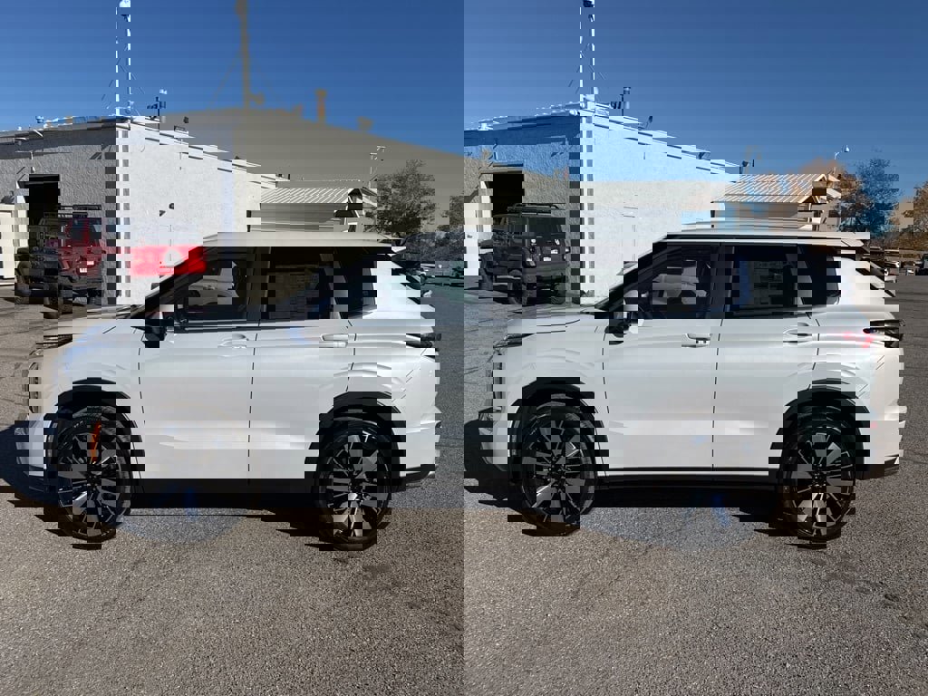 New 2025 Mitsubishi Outlander SE image 4