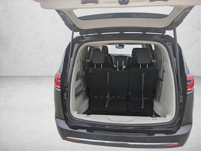 Used 2024 Chrysler Pacifica Touring-L FWD image 7