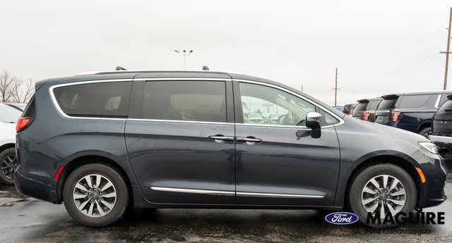 Used 2021 Chrysler Pacifica Limited w/ Uconnect Theater Family Group image 7