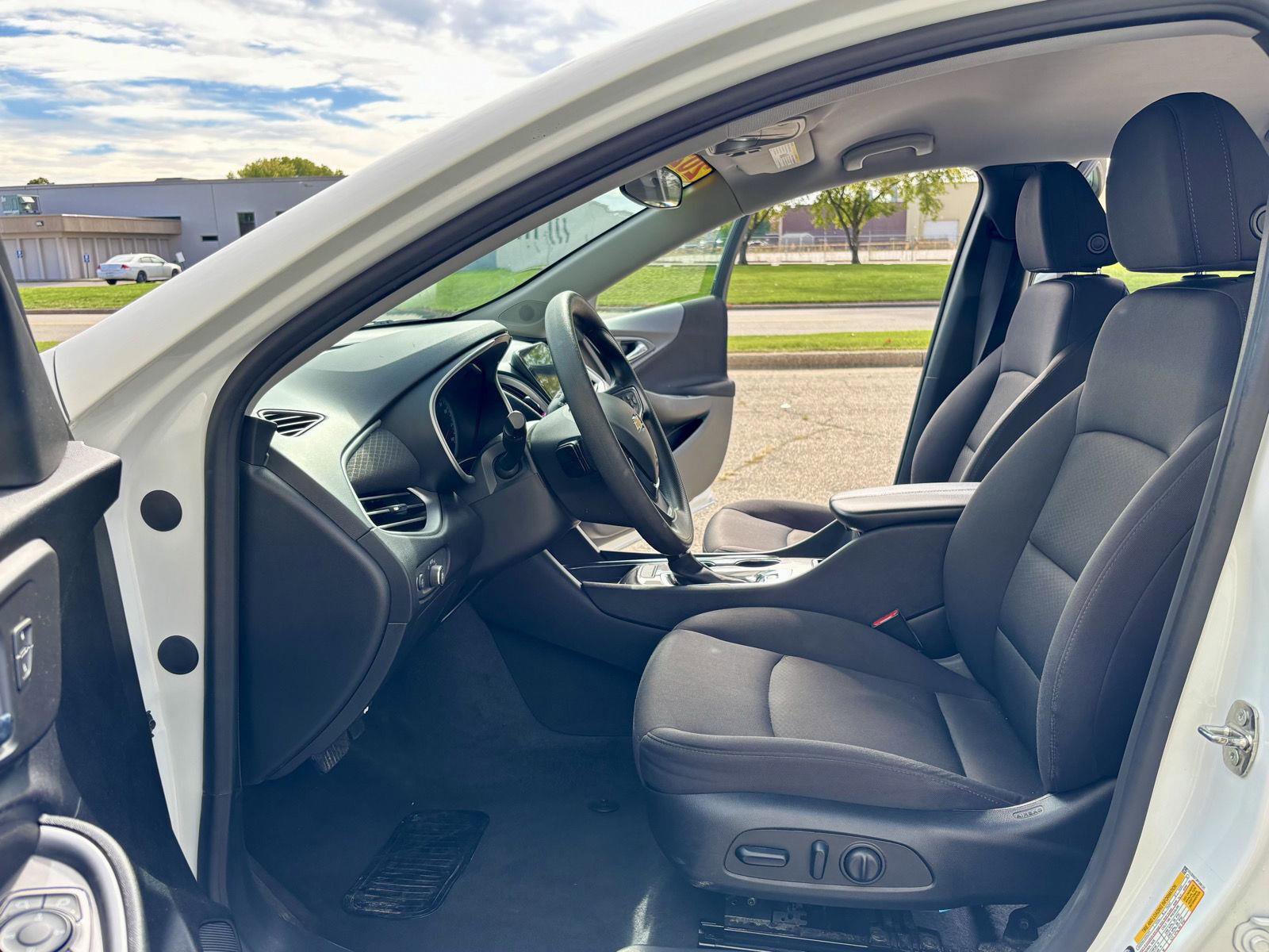 Used 2023 Chevrolet Malibu LT image 2