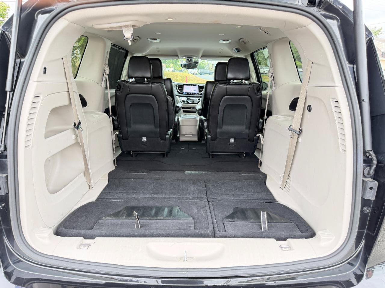 Used 2023 Chrysler Pacifica Touring-L FWD image 40