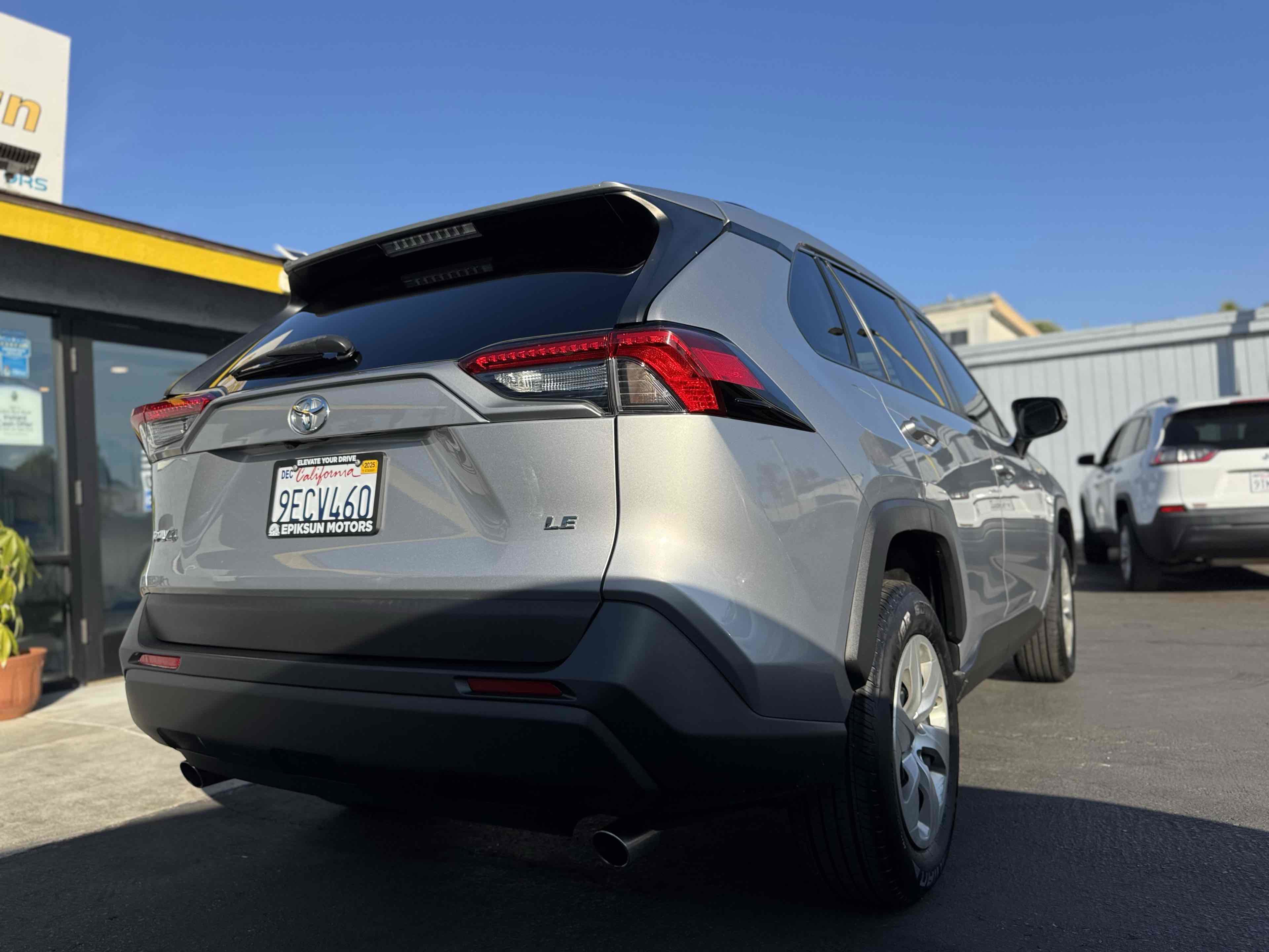 Used 2019 Toyota RAV4 LE w/ Carpet Mat Package image 5