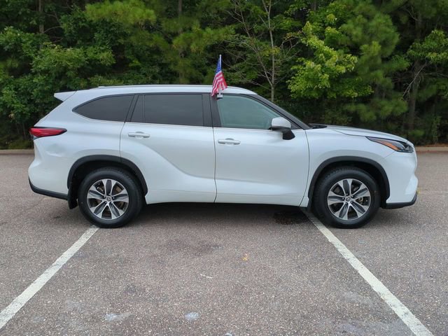 Used 2023 Toyota Highlander XLE image 3