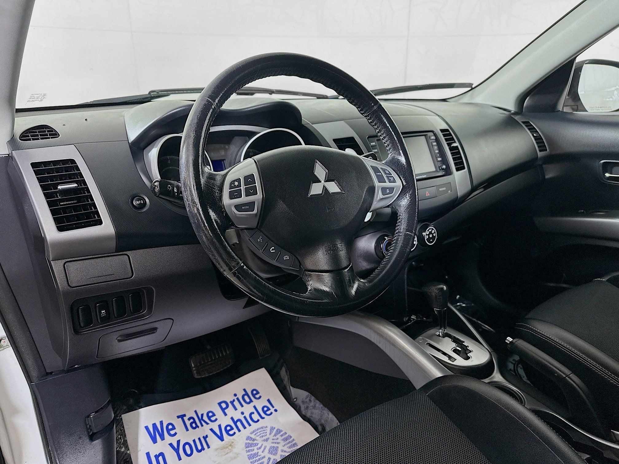 Used 2011 Mitsubishi Outlander SE image 9