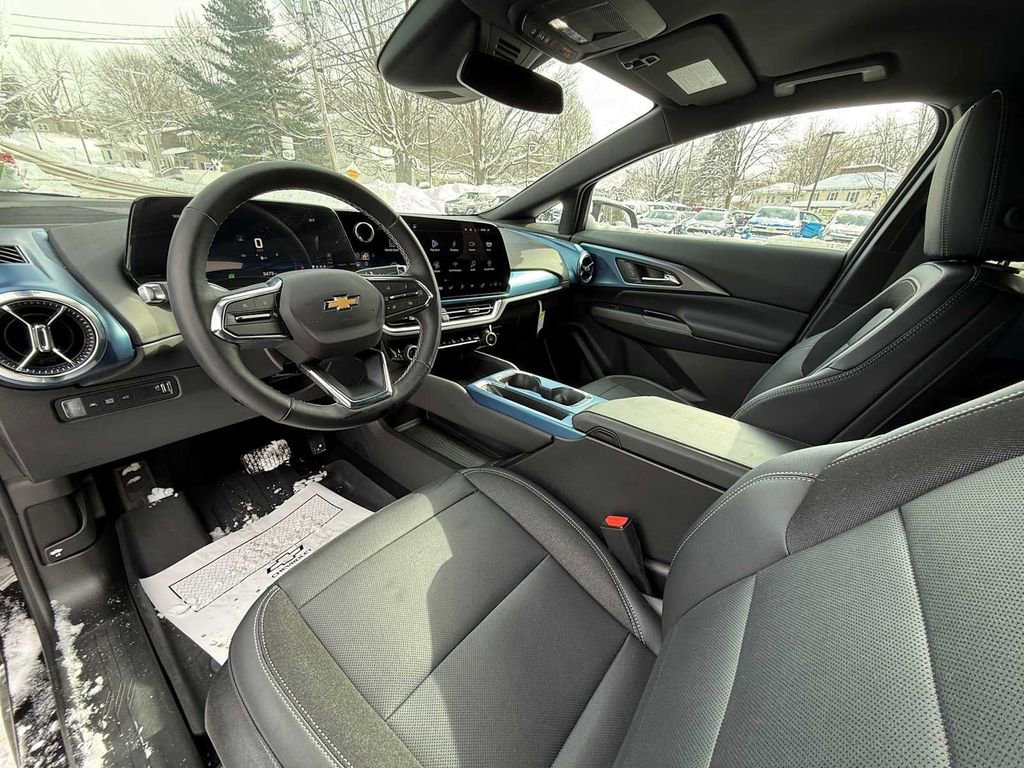 Used 2025 Chevrolet Equinox EV LT w/ Convenience Package image 17