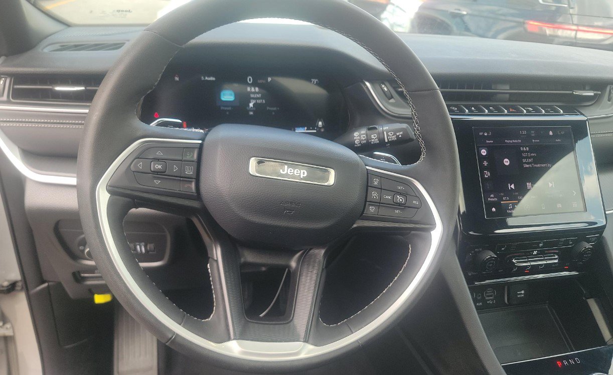 Used 2025 Jeep Grand Cherokee Altitude AWD/4WD image 8