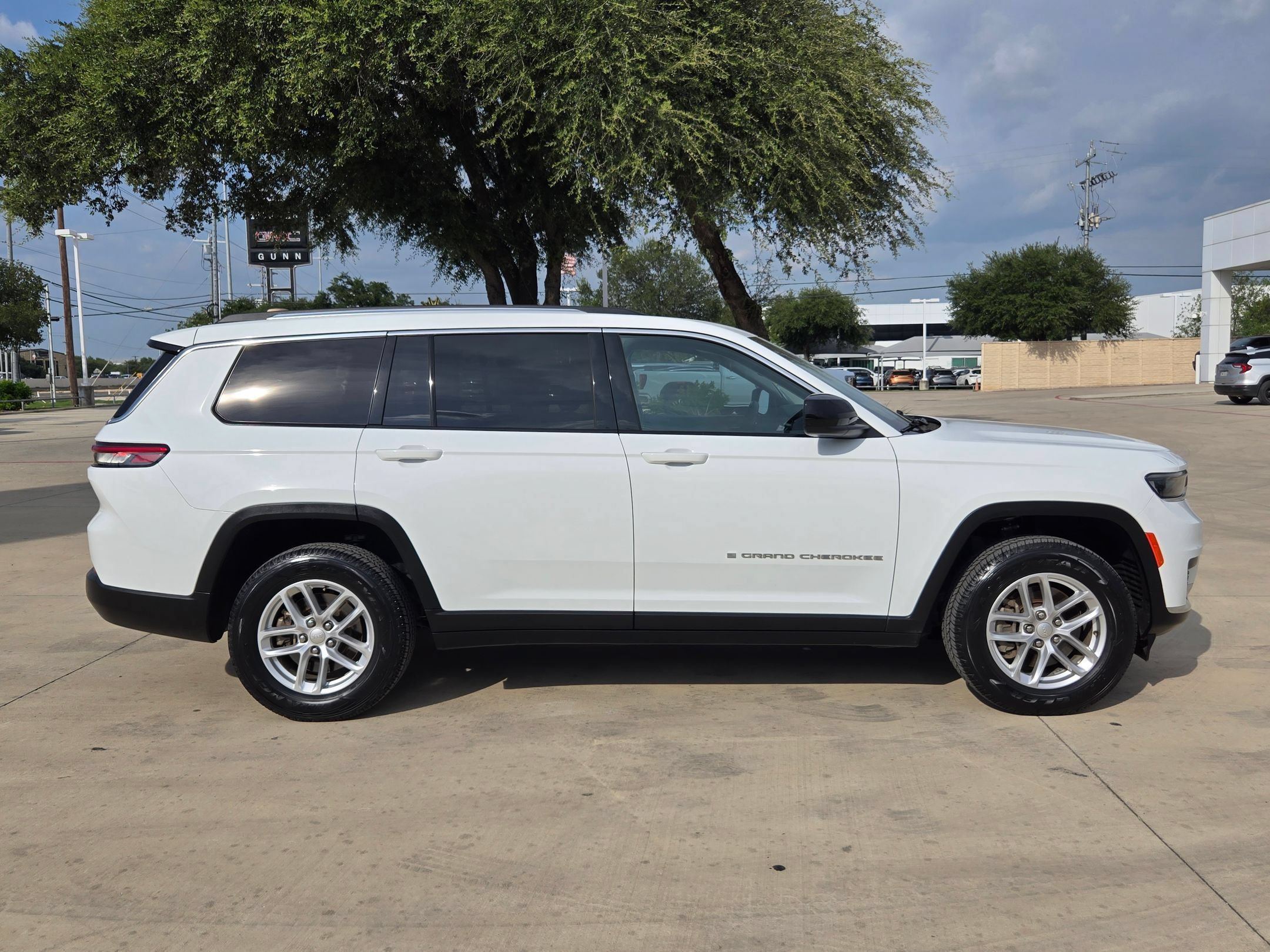 Used 2023 Jeep Grand Cherokee L Laredo AWD/4WD image 8