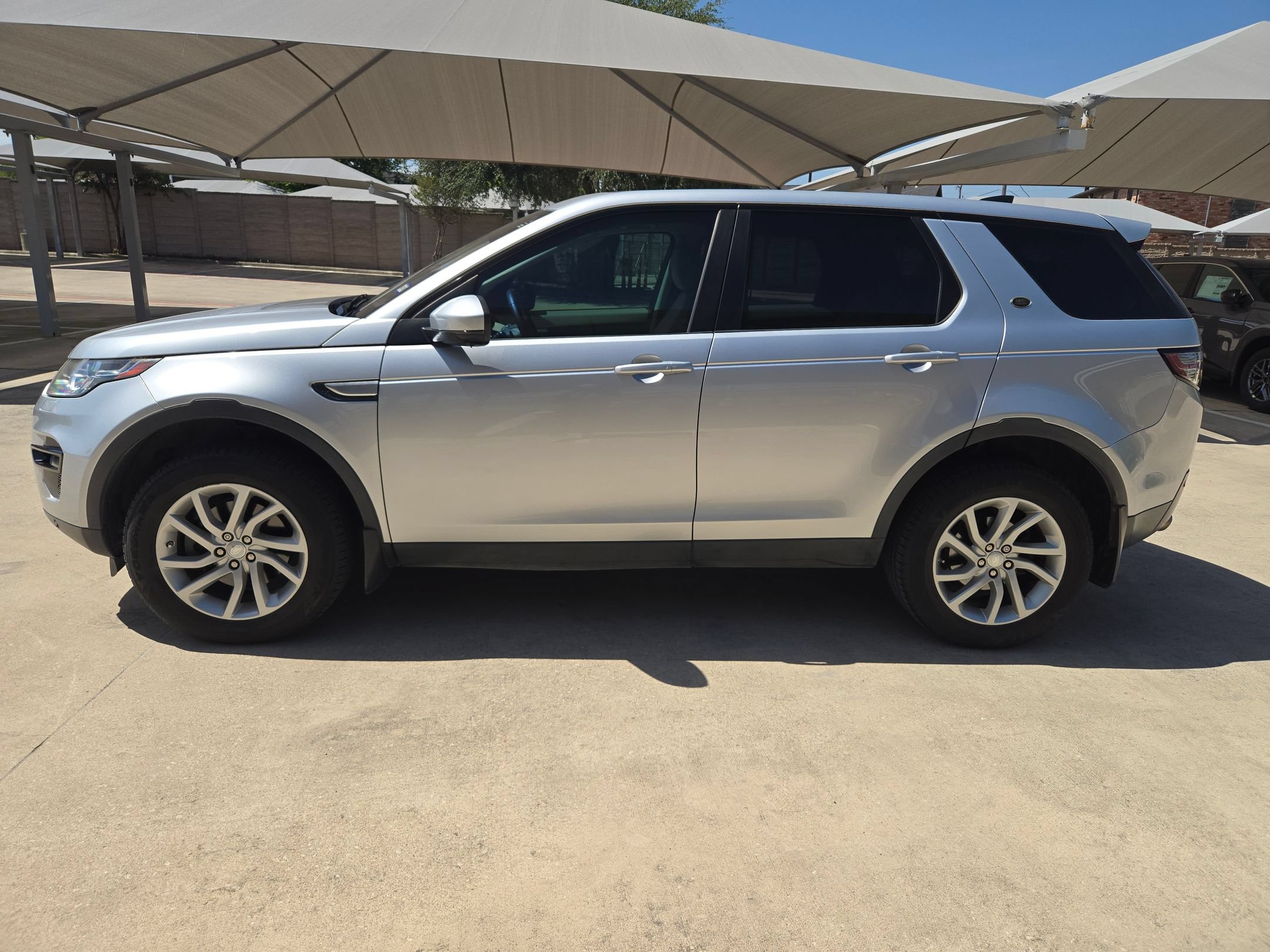 Used 2017 Land Rover Discovery Sport HSE AWD/4WD image 6