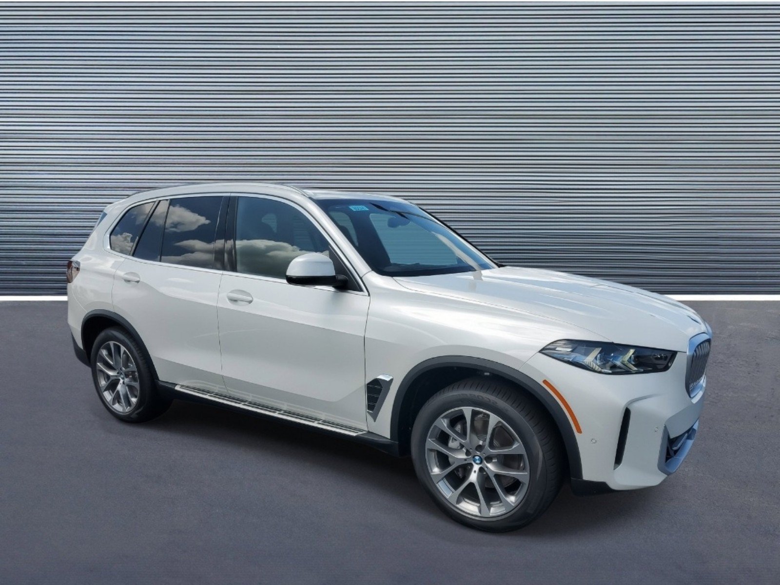 New 2025 BMW X5 sDrive40i w/ Climate Comfort Package RWD image 2