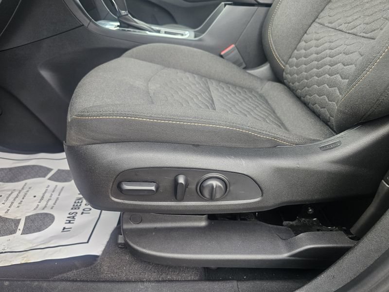 Used 2020 Chevrolet Equinox LT FWD image 18