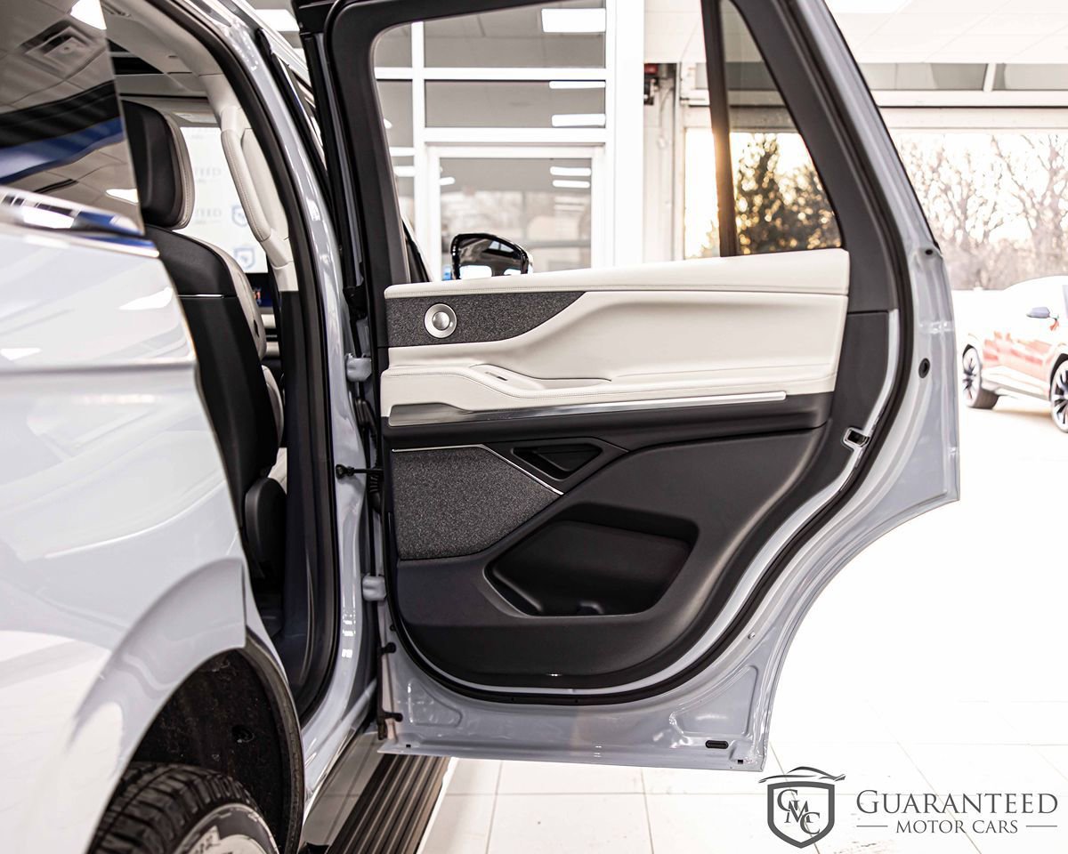 Used 2025 Lincoln Navigator Reserve image 40