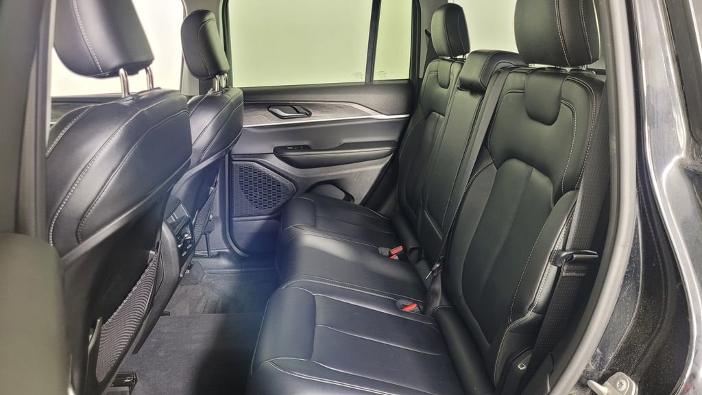 Used 2023 Jeep Grand Cherokee Limited w/ Black Appearance Package image 30