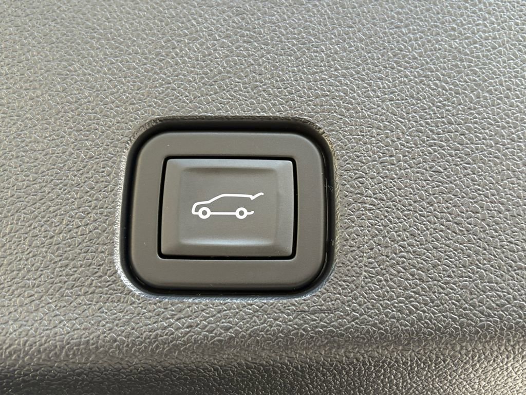 Used 2025 Chevrolet Traverse LT AWD/4WD image 11