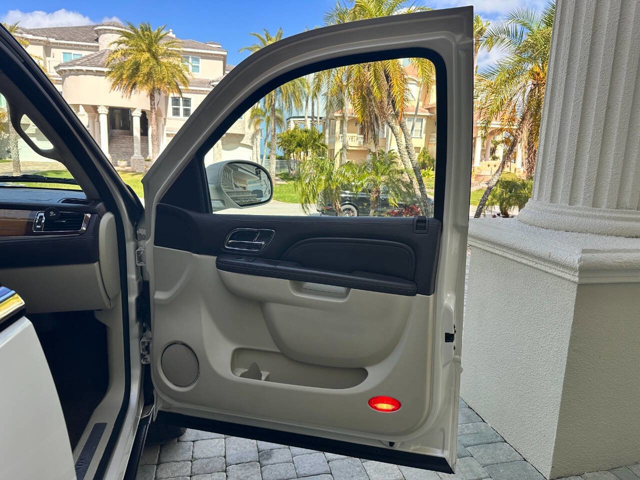 Used 2011 Cadillac Escalade Platinum image 58