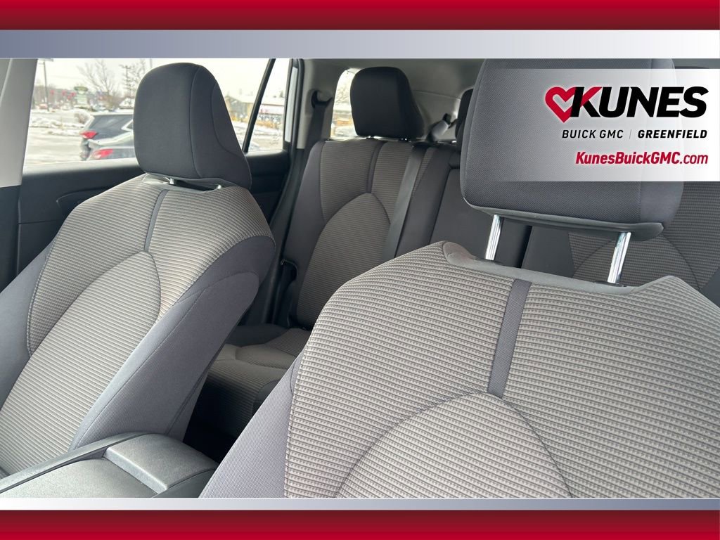 Used 2023 Toyota Highlander LE image 17
