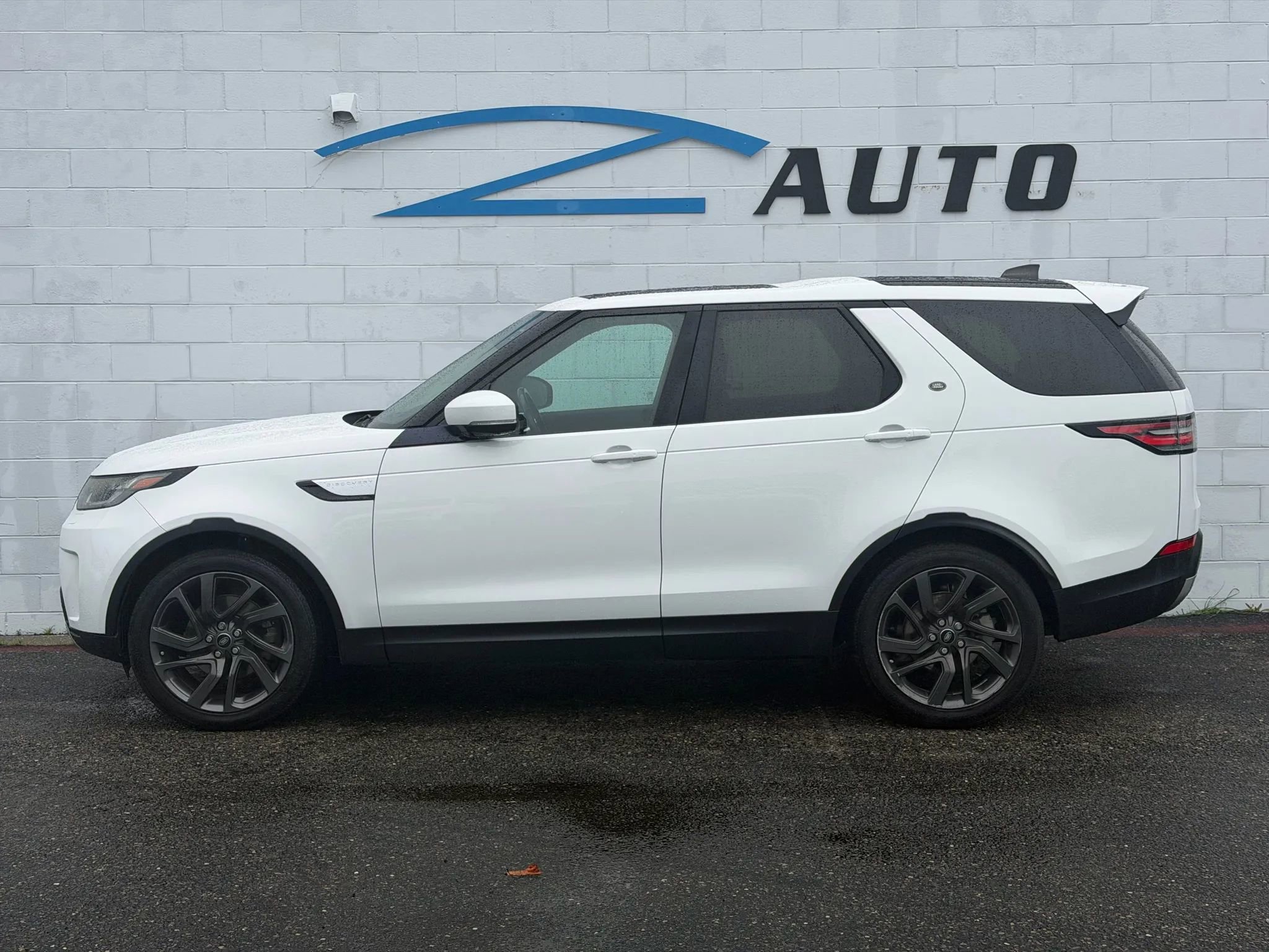 Used 2018 Land Rover Discovery HSE image 3