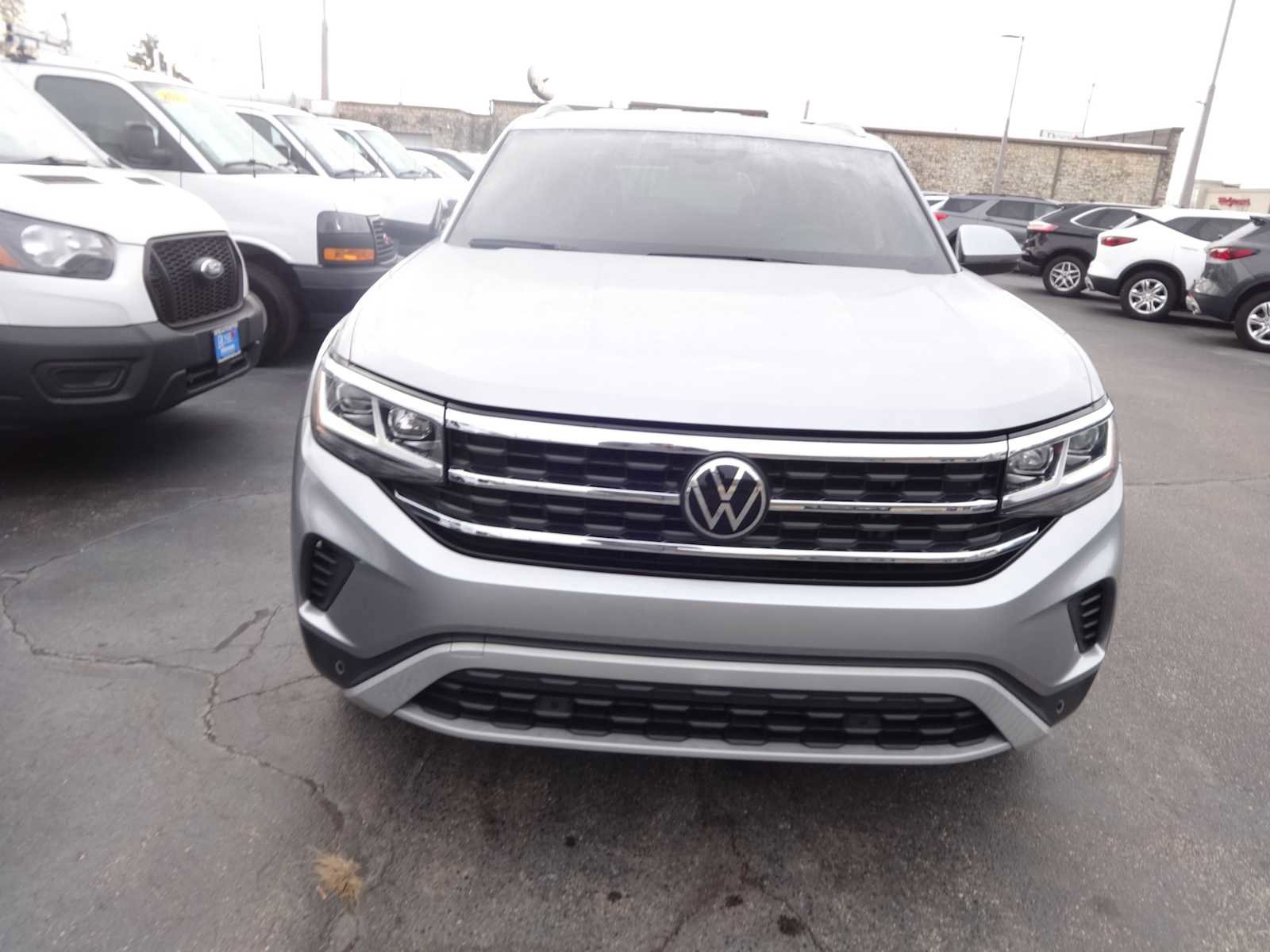 Used 2020 Volkswagen Atlas Cross Sport SE w/ Towing Package image 2