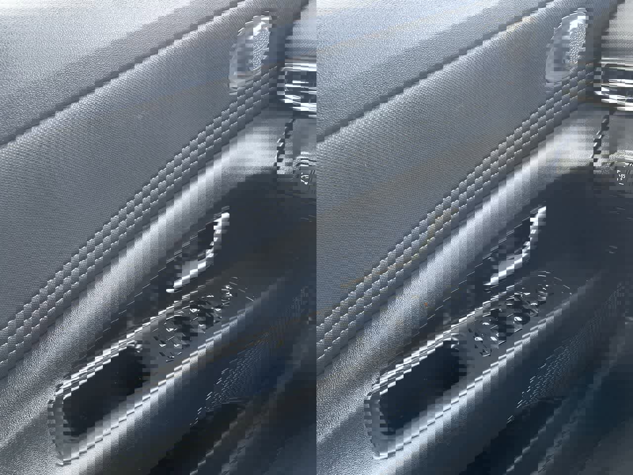 Used 2023 Hyundai Elantra Limited image 32