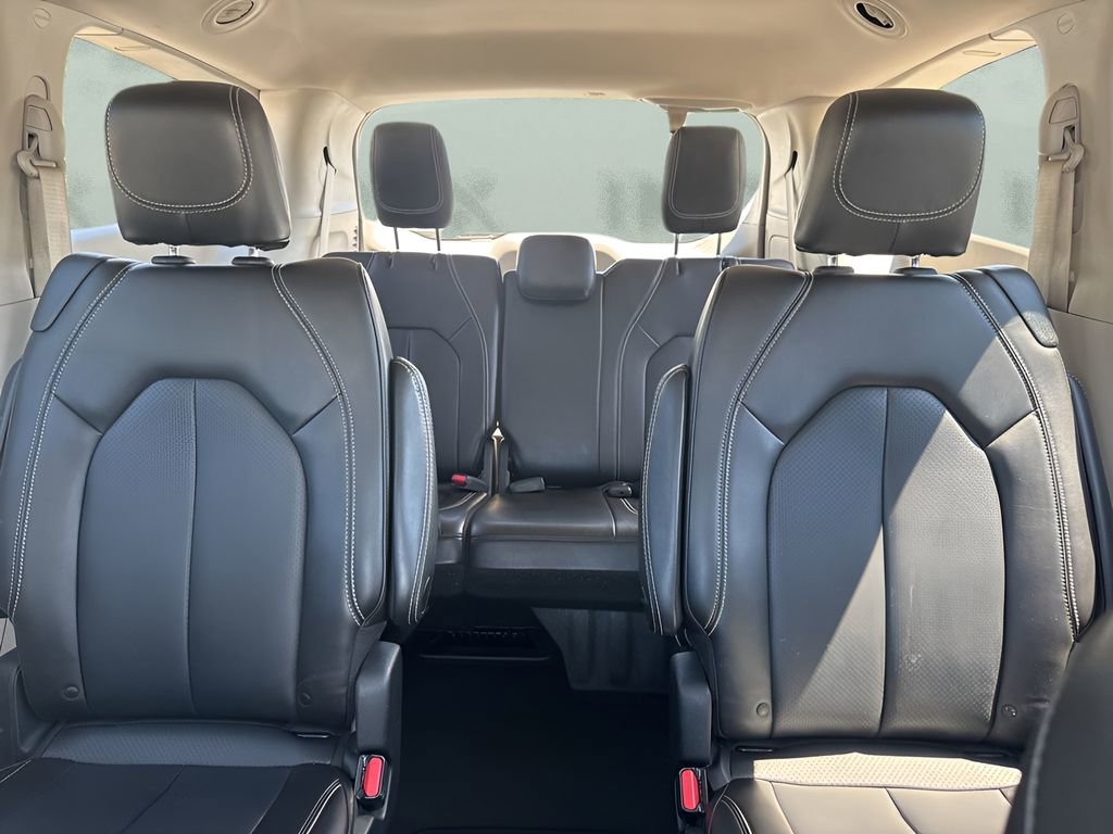 Used 2023 Chrysler Pacifica Touring-L image 11