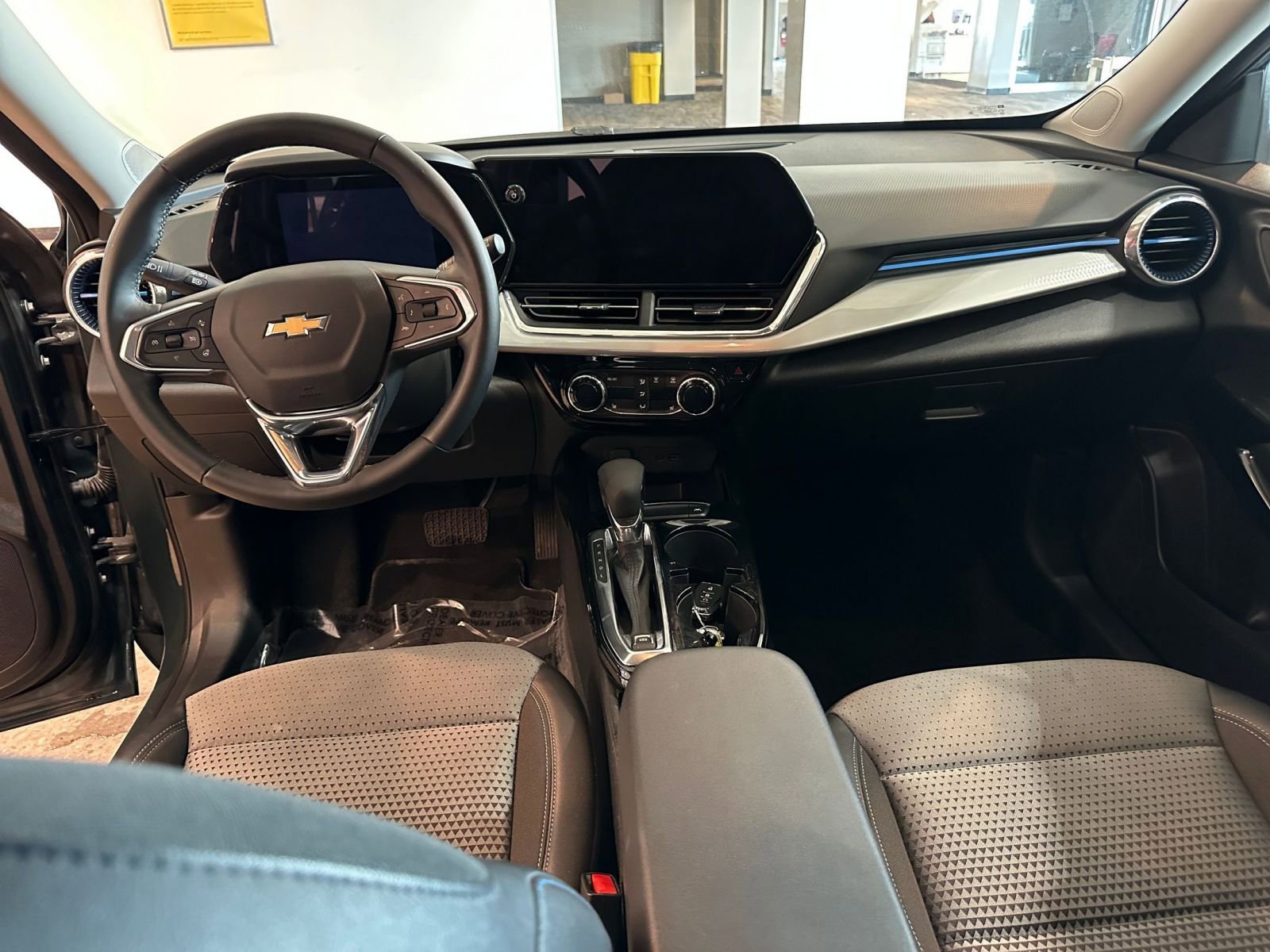 Used 2025 Chevrolet Trax LT w/ LT Convenience Package image 32