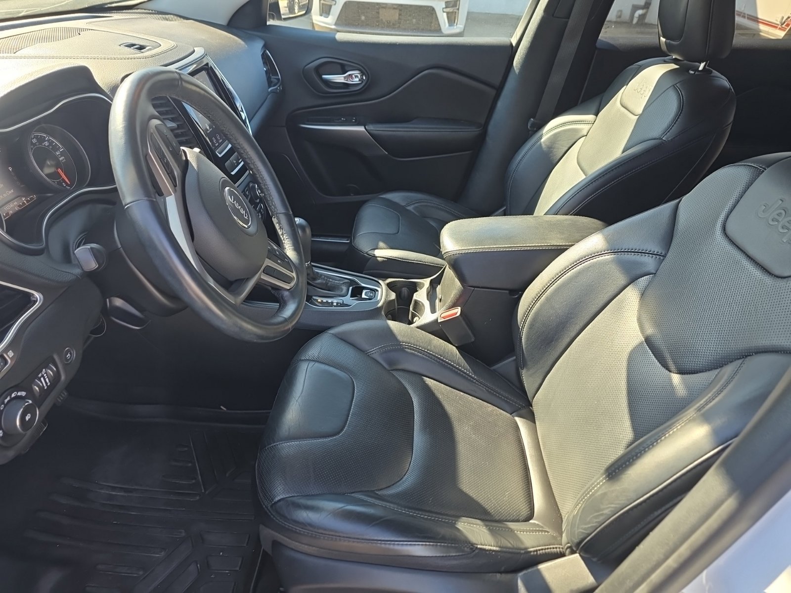 Used 2019 Jeep Cherokee Limited FWD image 11