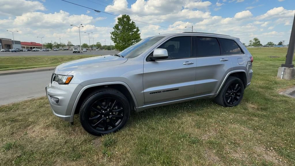 Used 2021 Jeep Grand Cherokee Laredo X AWD/4WD image 3