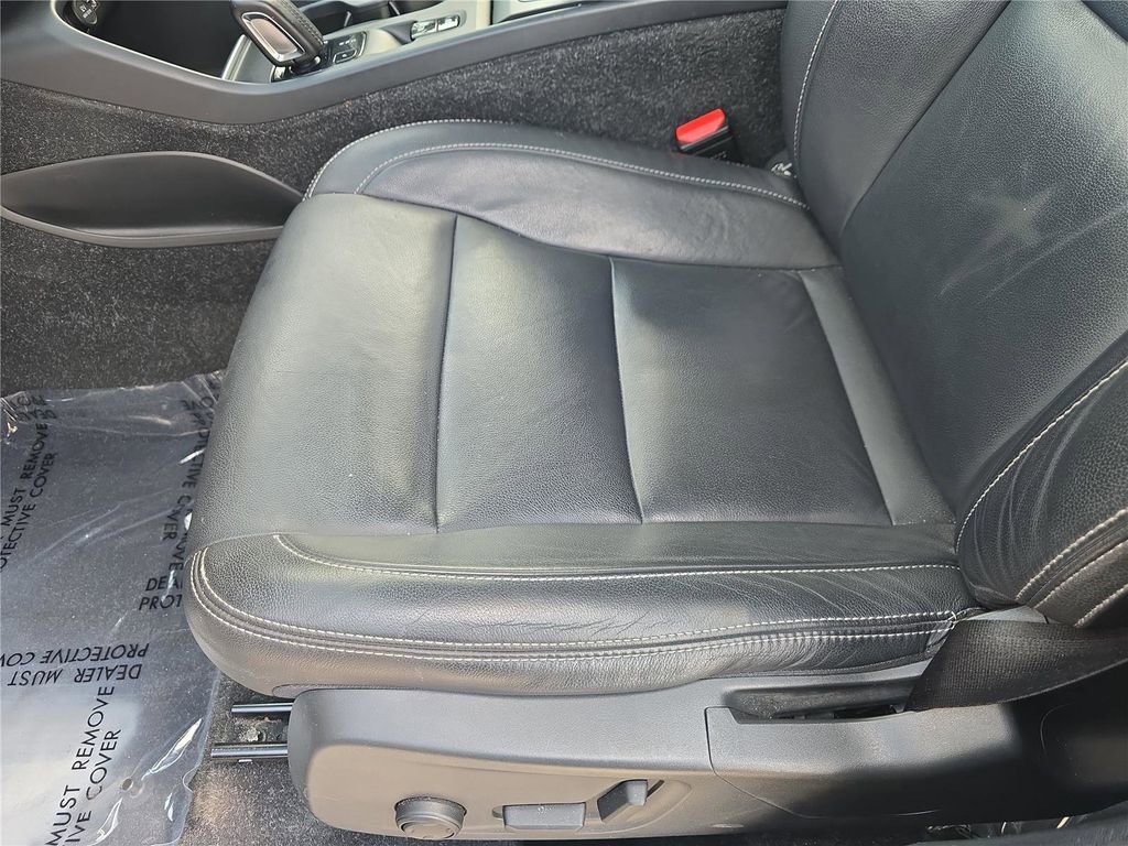 Used 2019 Volvo XC40 T5 Momentum image 16