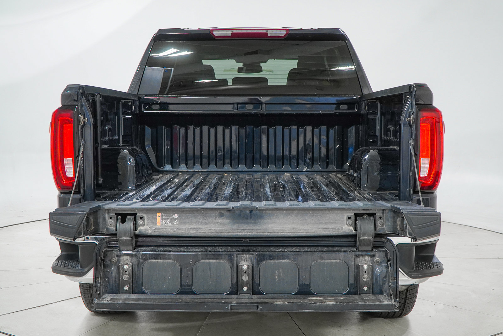 Used 2025 GMC Sierra 1500 SLT AWD/4WD image 9