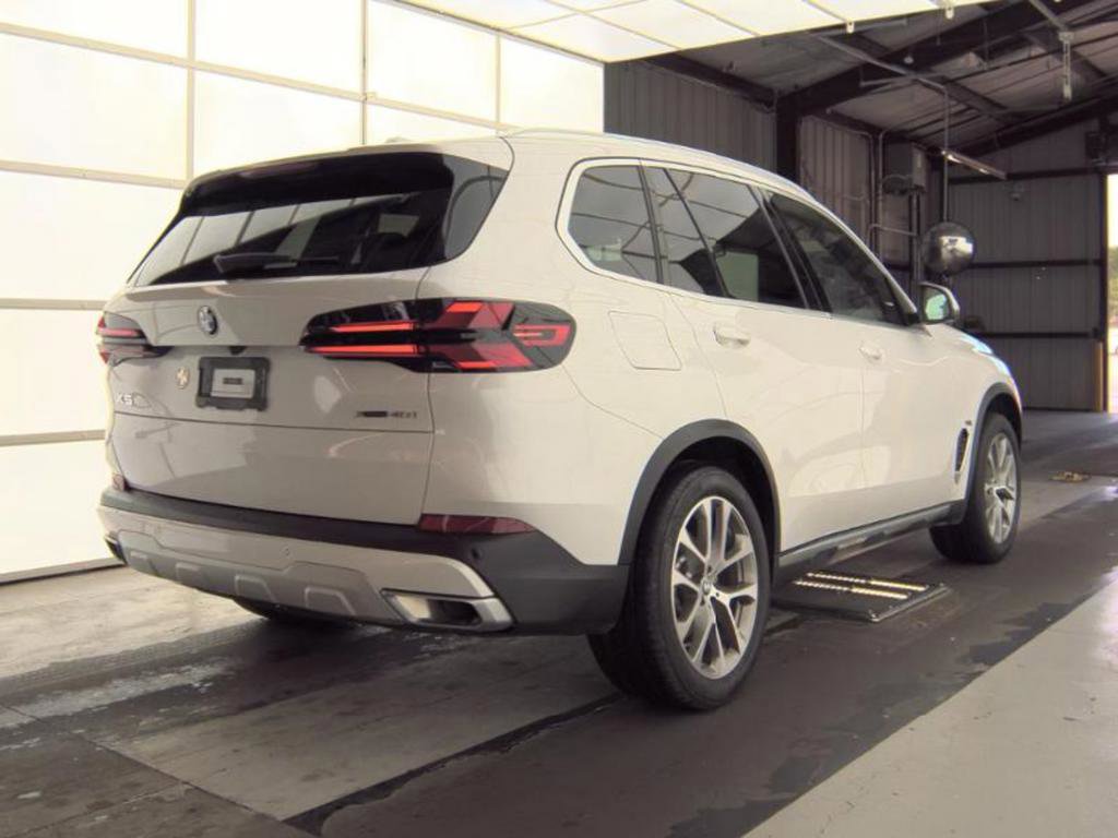 Used 2024 BMW X5 xDrive40i w/ Parking Assistance Package AWD/4WD image 2