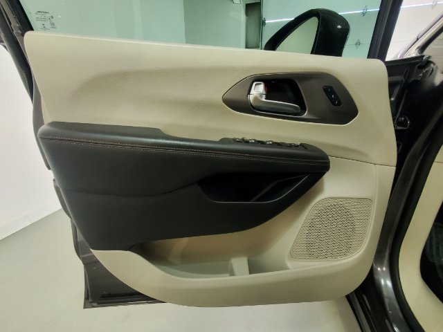 Used 2020 Chrysler Pacifica Touring-L Plus w/ Advanced Safetytec Group FWD image 16