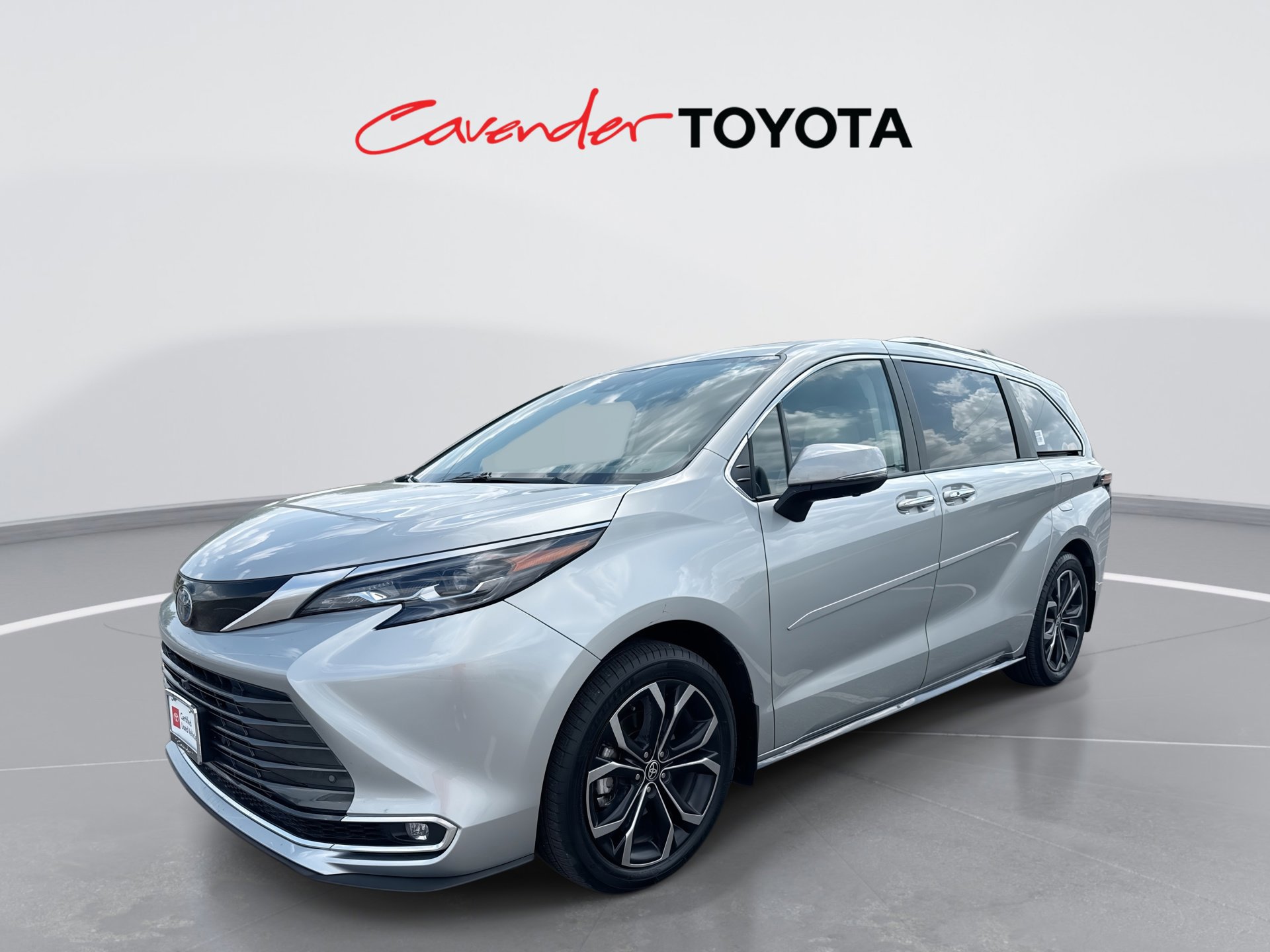 Used 2025 Toyota Sienna Platinum FWD image 1