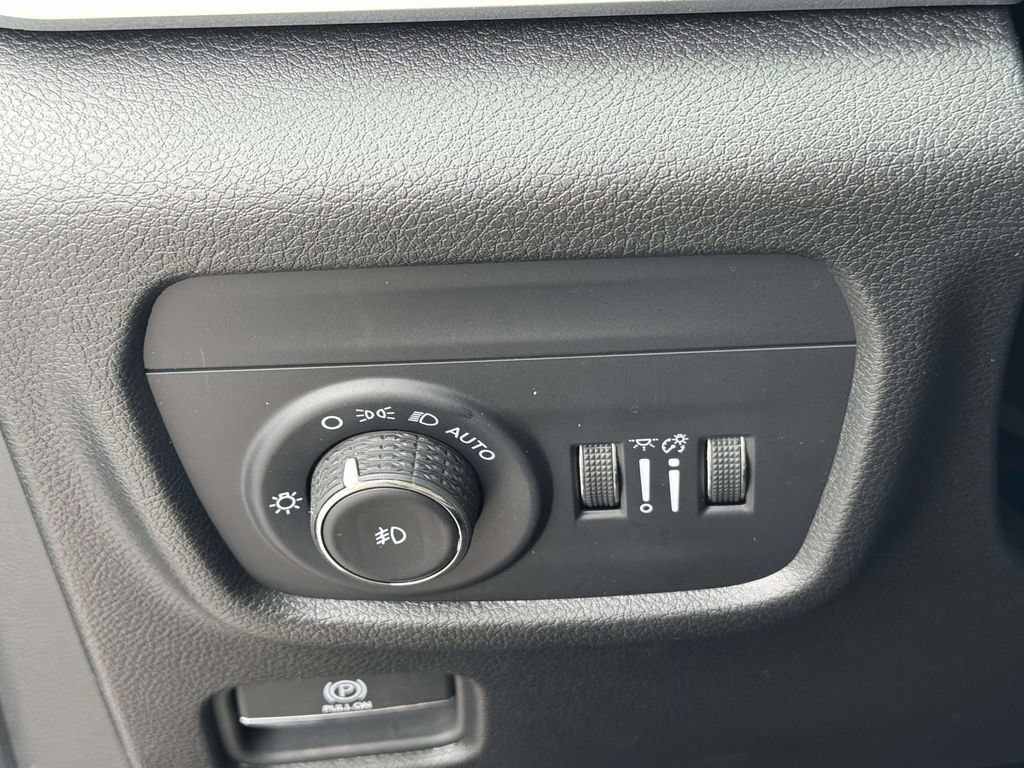 Used 2025 Jeep Grand Cherokee Limited AWD/4WD image 30